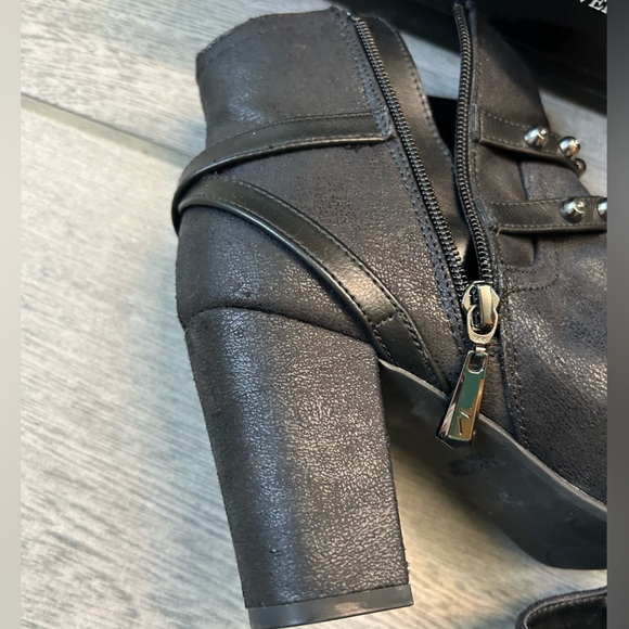 Simply Vera Wang boots, NWT NIB studded boots size 8 womens ankle boots booties - Picture 13 of 13